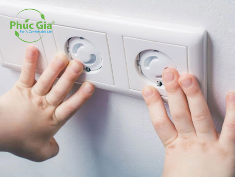 bảo vệ trẻ khỏi các ổ cắm điện bảo vệ trẻ khỏi các ổ cắm điện