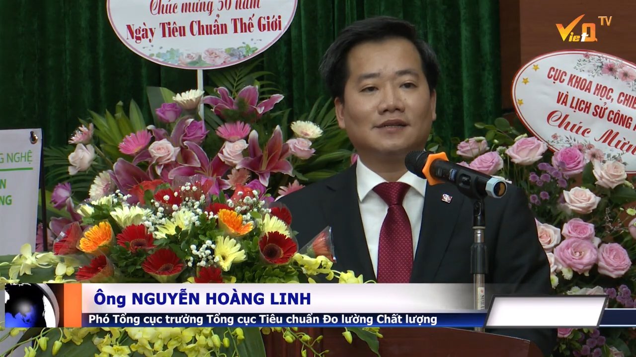 Ông Nguyễn Hoàng Linh - Phó Tổng cục trưởng Tổng cục Tiêu chuẩn Đo lường Chất lượng lên phát biểu trong lễ kỷ niệm 50 năm ngày Tiêu chuẩn Thế giới